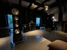 Zelaton statement floor speaker